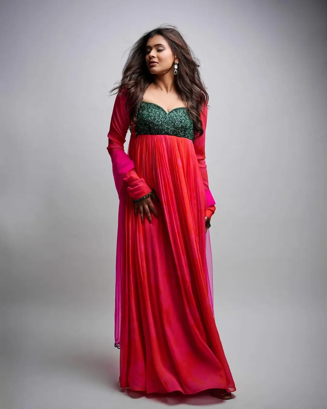 INDIAN ACTRESS HEBAH PATEL IMAGES IN RED GOWN 3